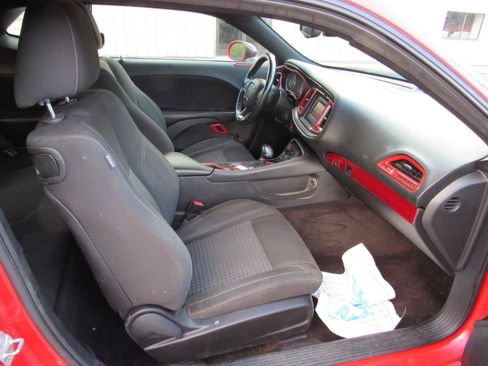Used 2016 Dodge Challenger SXT RWD image 7