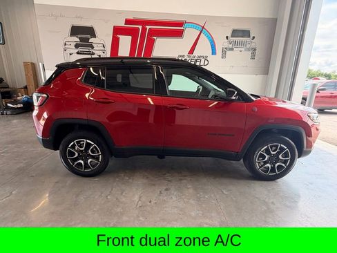 Used 2025 Jeep Compass Trailhawk AWD/4WD image 3