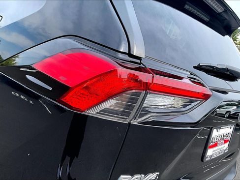 Used 2022 Toyota RAV4 XLE Premium FWD image 28