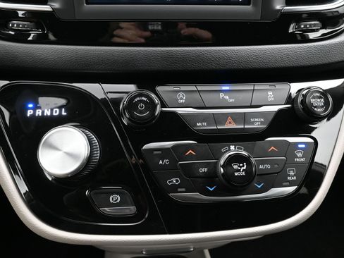 Used 2018 Chrysler Pacifica Touring Plus w/ Tire & Wheel Group image 17