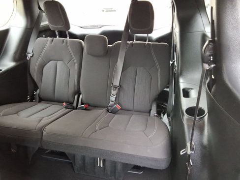 Used 2023 Chrysler Pacifica Touring image 30
