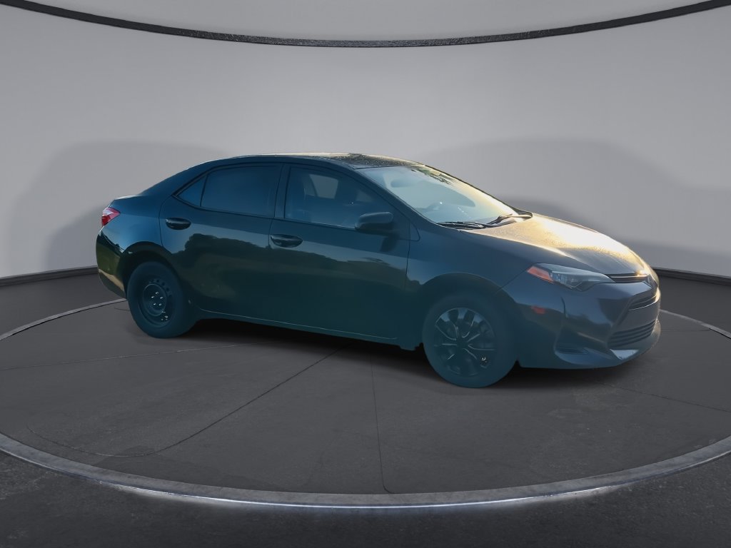 Used 2018 Toyota Corolla LE FWD image 2