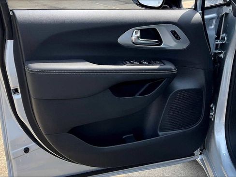 New 2026 Chrysler Pacifica Limited w/ S Appearance Package image 10