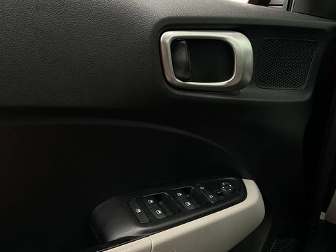 Used 2025 Hyundai Venue SEL image 21