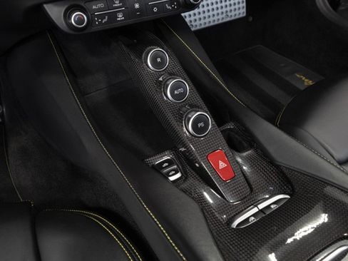 Used 2020 Ferrari Portofino RWD image 39