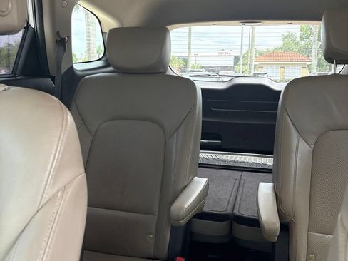 Used 2017 Hyundai Santa Fe Limited FWD image 4
