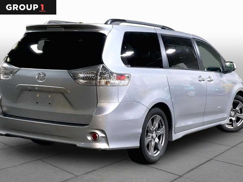 Used 2017 Toyota Sienna SE FWD image 13