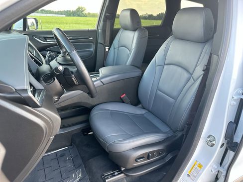 Used 2024 Buick Enclave Premium image 11