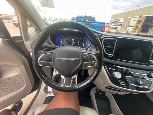 Used 2021 Chrysler Pacifica Touring-L FWD image 9