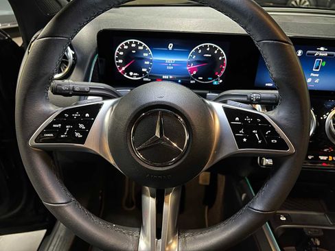 Used 2025 Mercedes-Benz GLB 250 4MATIC image 23