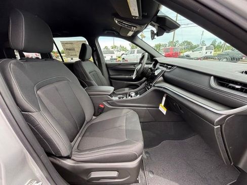 New 2026 Jeep Grand Cherokee Laredo w/ Trailer Tow Package AWD/4WD image 7