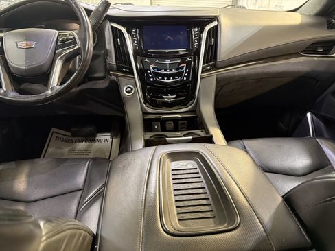 Used 2020 Cadillac Escalade ESV Platinum image 22