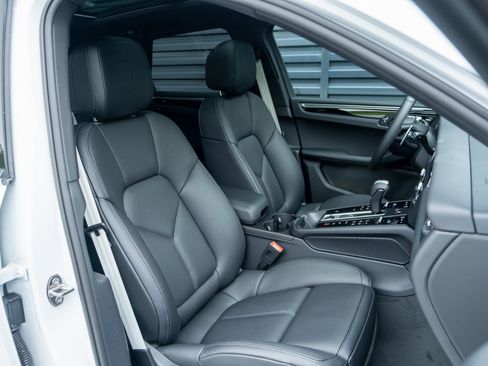 Certified 2025 Porsche Macan image 35