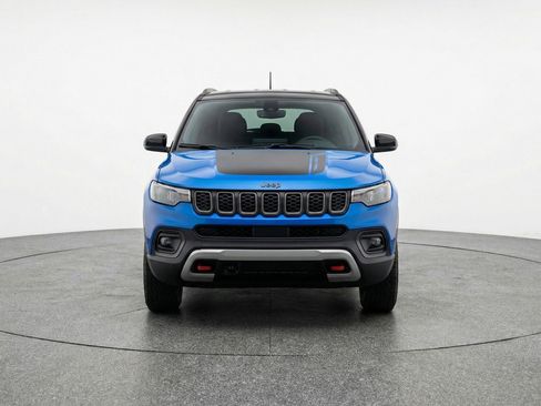 Used 2025 Jeep Compass Trailhawk w/ Trailer Tow Group AWD/4WD image 2