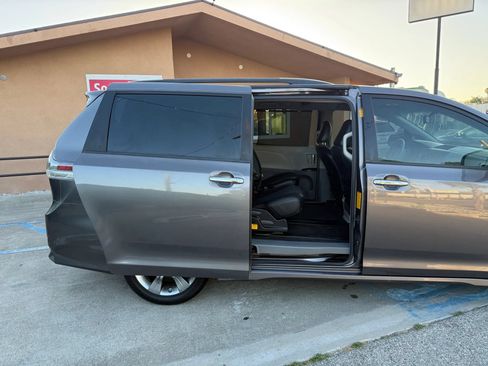 Used 2014 Toyota Sienna SE FWD image 21
