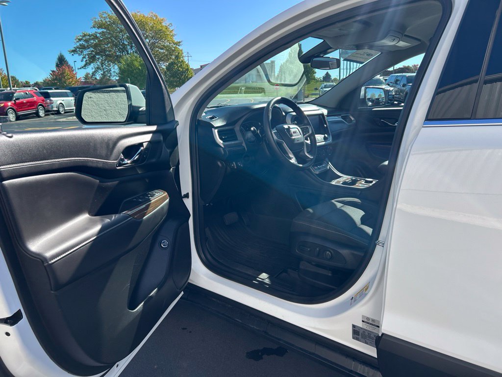 Used 2023 GMC Acadia SLE w/ Driver Convenience Package FWD image 9