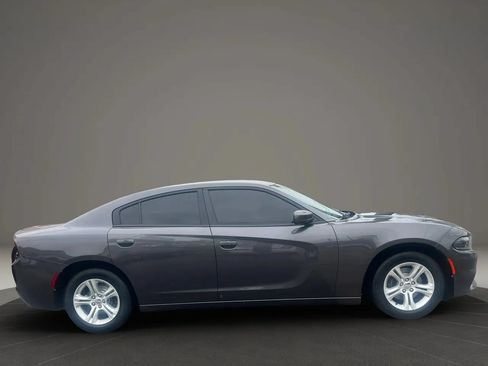 Used 2018 Dodge Charger SXT RWD image 4