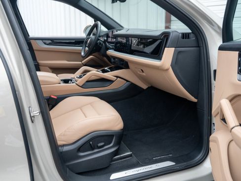 Certified 2024 Porsche Cayenne S image 29