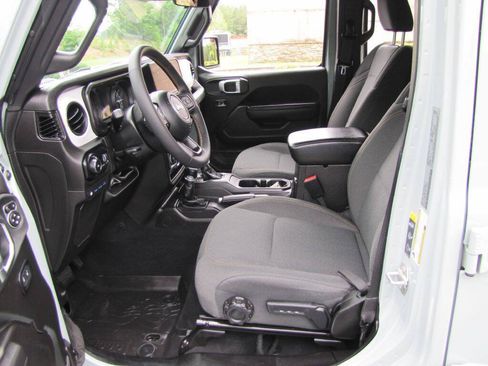 Used 2024 Jeep Wrangler Unlimited w/ Convenience Group AWD/4WD image 10