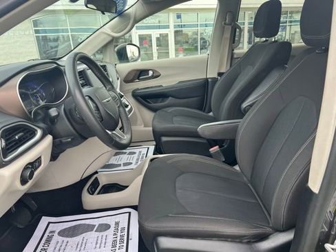 Used 2022 Chrysler Voyager LX FWD image 10