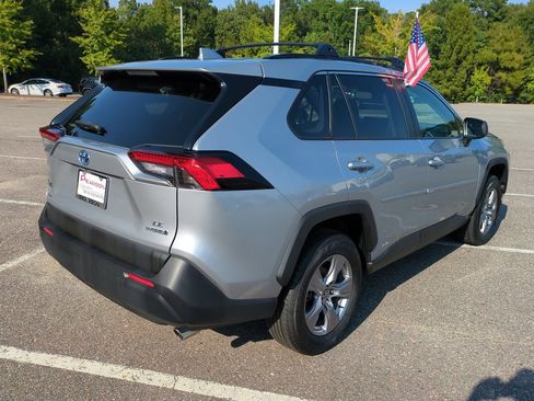 Used 2023 Toyota RAV4 LE AWD/4WD image 4
