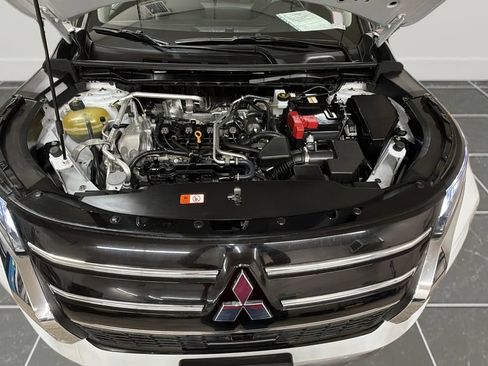 Used 2025 Mitsubishi Outlander AWD image 23