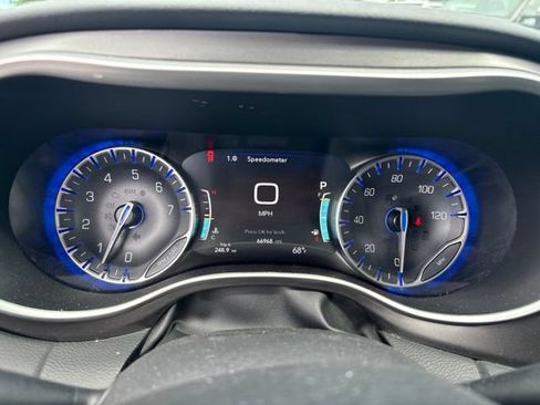 Used 2024 Chrysler Pacifica Touring-L FWD image 16