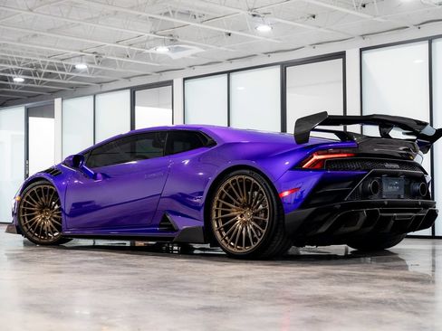 Used 2021 Lamborghini Huracan EVO RWD image 17