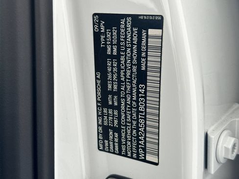Certified 2026 Porsche Macan AWD/4WD image 33