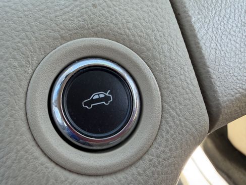Used 2015 Ford Taurus Limited FWD image 22