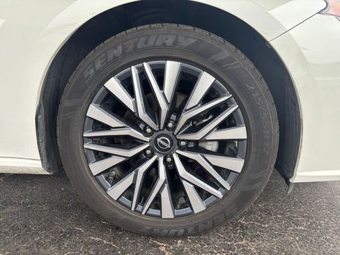 Used 2025 Nissan Altima 2.5 SV FWD image 31