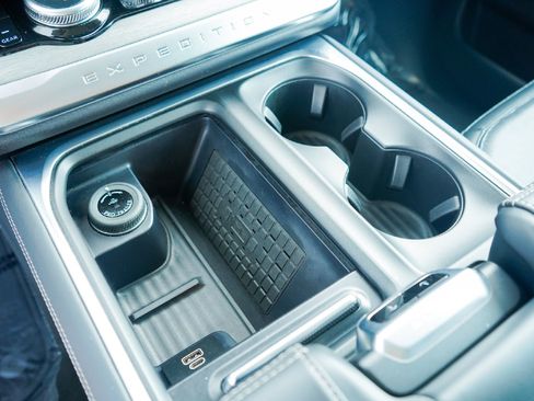 Used 2025 Ford Expedition Max Platinum image 19