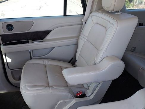 Used 2019 Lincoln Navigator Select image 23