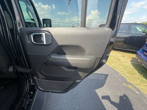 Used 2024 Jeep Wrangler Unlimited Sahara w/ Technology Group AWD/4WD image 20