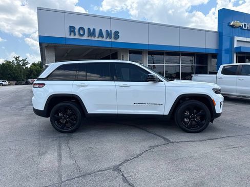 Used 2023 Jeep Grand Cherokee Limited w/ Black Appearance Package AWD/4WD image 2