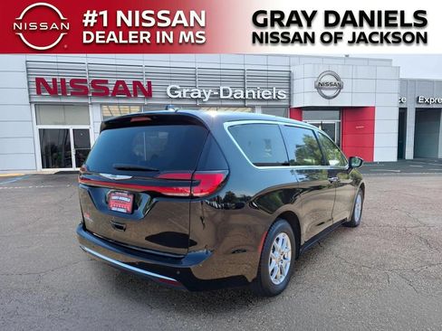 Used 2024 Chrysler Pacifica Touring-L FWD image 7