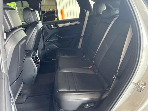 Used 2023 Porsche Cayenne AWD/4WD image 24