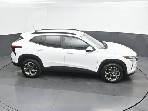 Used 2025 Chevrolet Trax LT FWD image 30