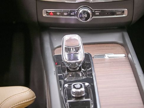 Certified 2023 Volvo XC60 B5 Ultimate w/ Protection Package Premier image 28