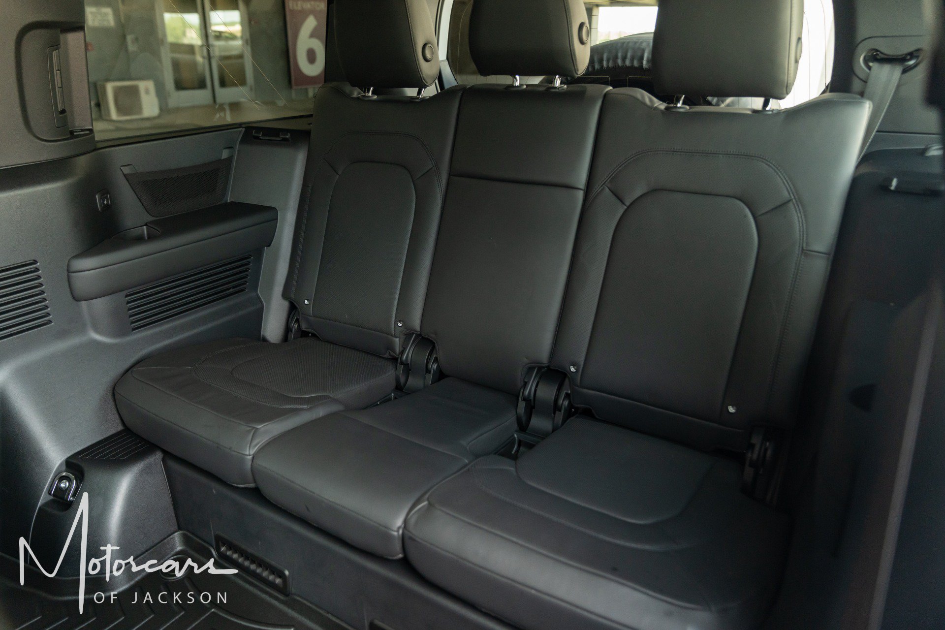 Used 2025 Land Rover Defender 130 X-Dynamic SE AWD/4WD image 20