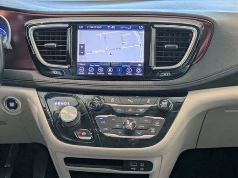 Used 2019 Chrysler Pacifica Limited FWD image 14