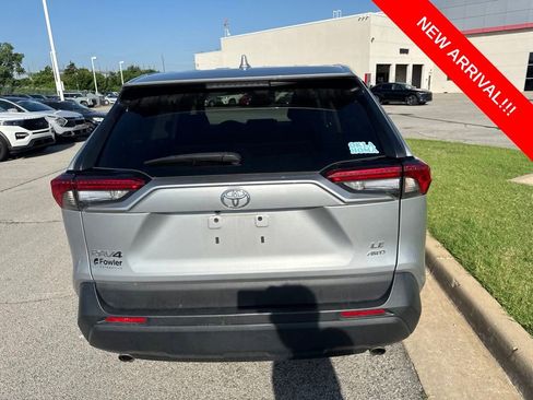 Used 2022 Toyota RAV4 LE AWD/4WD image 5