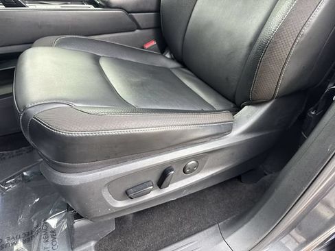 Used 2024 Nissan Pathfinder SL FWD image 32