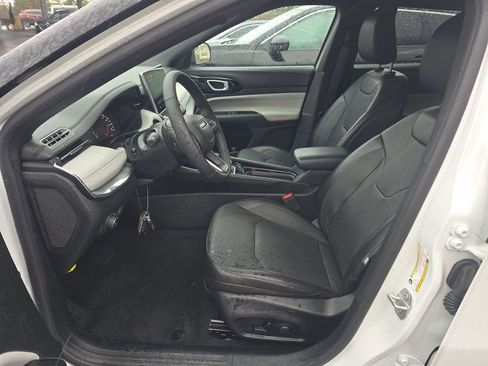 Used 2023 Jeep Compass Limited image 3