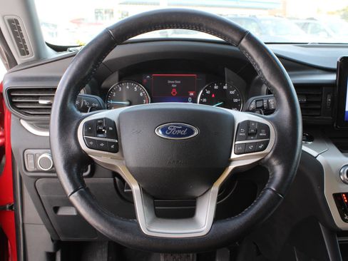 Used 2020 Ford Explorer XLT w/ Comfort Package image 10