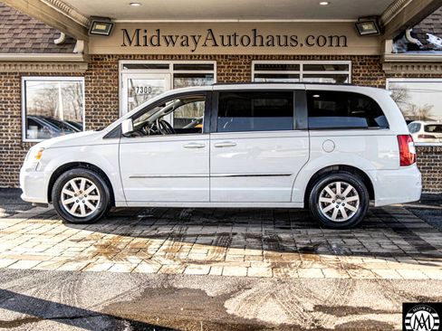 Used 2015 Chrysler Town & Country Touring image 6
