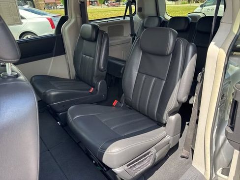 Used 2009 Chrysler Town & Country Touring FWD image 20