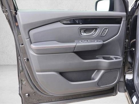 Used 2025 Honda Pilot TrailSport image 12