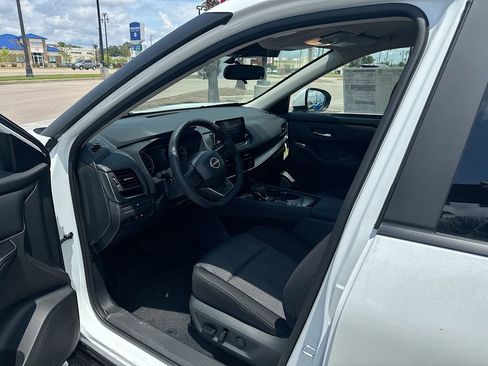 Used 2025 Nissan Rogue SV image 9