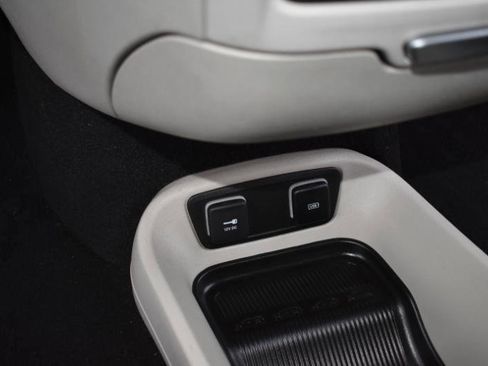 Used 2020 Chrysler Voyager Lxi image 33